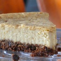 gluten-free-vegan-pumpkin-cheesecake-slices-with-pumpkin