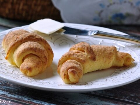 https://gfjules.com/wp-content/uploads/2015/04/gluten-free-crescents-with-butter-gJules-480x360.jpg