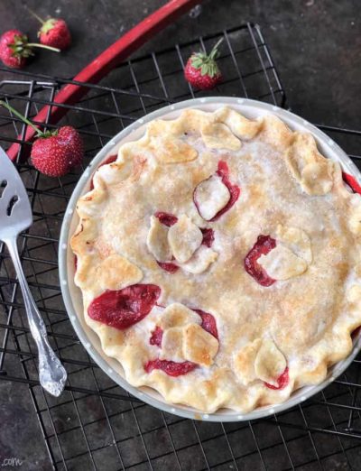gluten free strawberry rhubarb pie with fruit