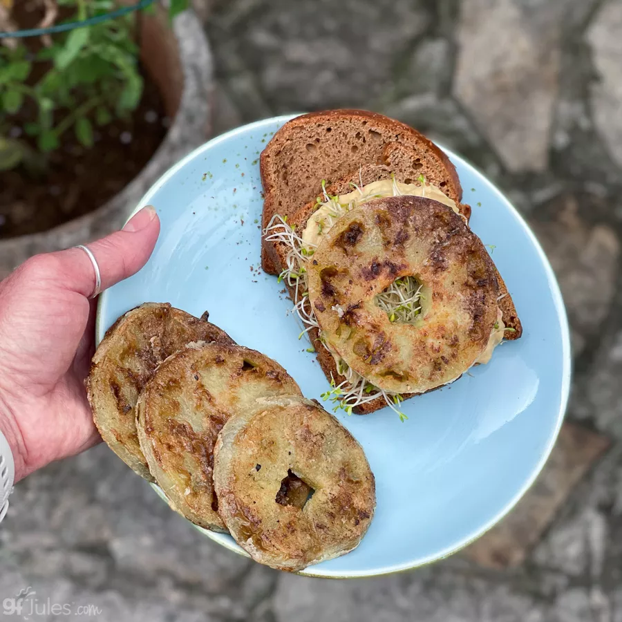 gluten free pumpernickel with fried green tomatoes| gfJules