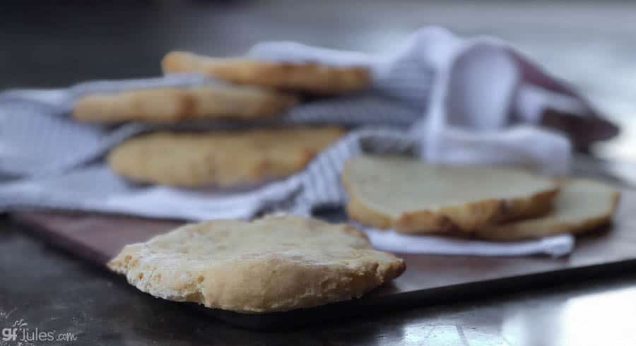 vista lateral del pan de pita sin gluten