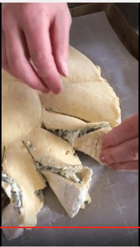 video on making this gorgeous gluten free spinach artichoke pull-apart bread.
