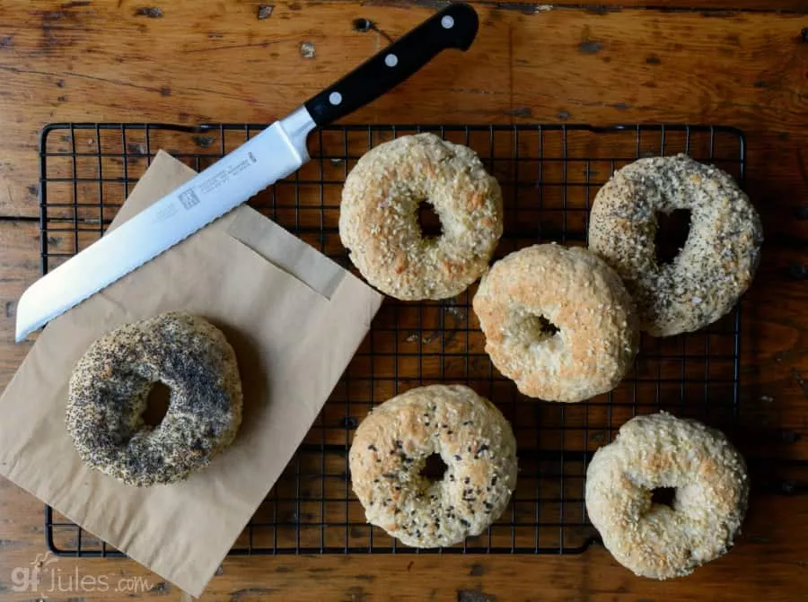 Glutenfreie Bagels auf dem Gestell mit Messer verkleinert