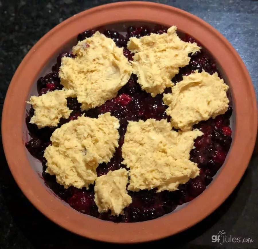 Gluténmentes Old Fashioned Blueberry Cobbler sütés előtt