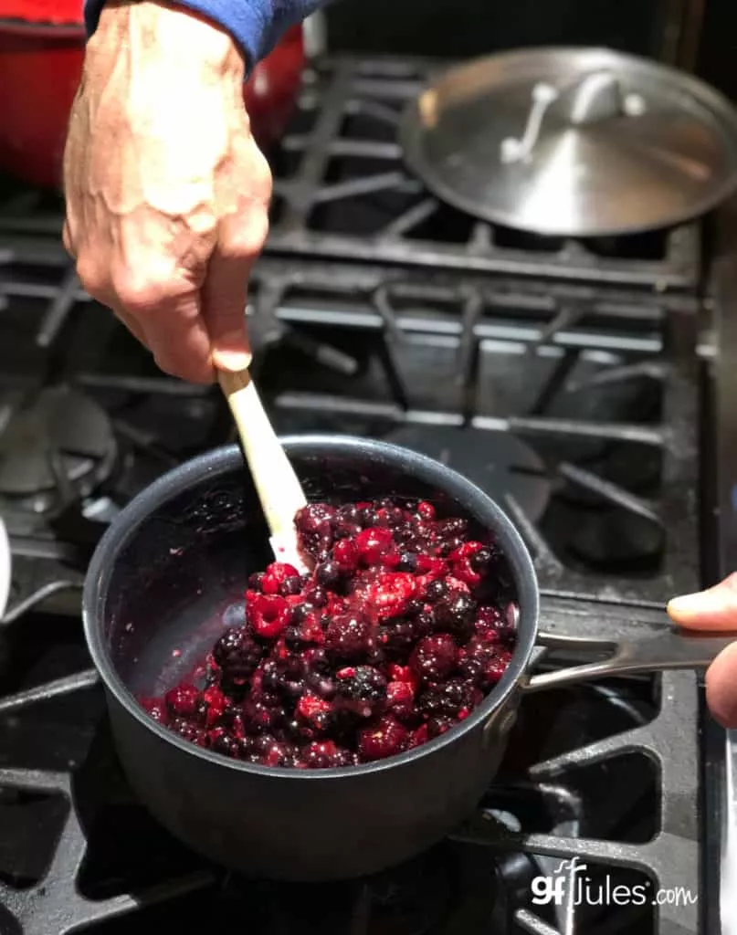 Mélange de baies pour le cobbler aux myrtilles à l'ancienne