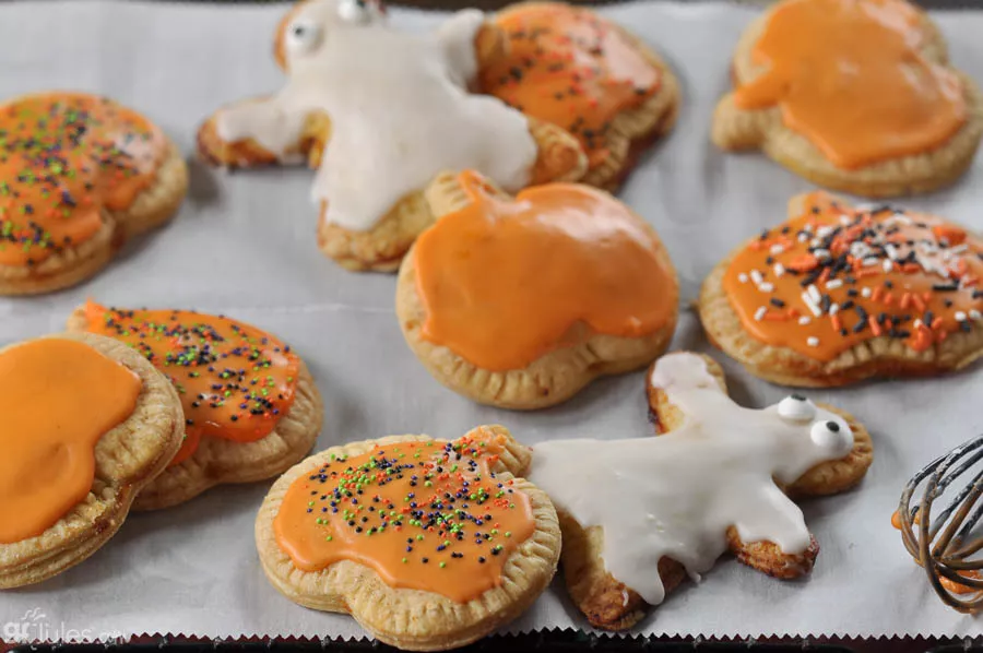 https://gfjules.com/wp-content/uploads/2018/01/gluten-free-poptarts-pumpkins-and-ghosts-on-tray-gfJules.jpg