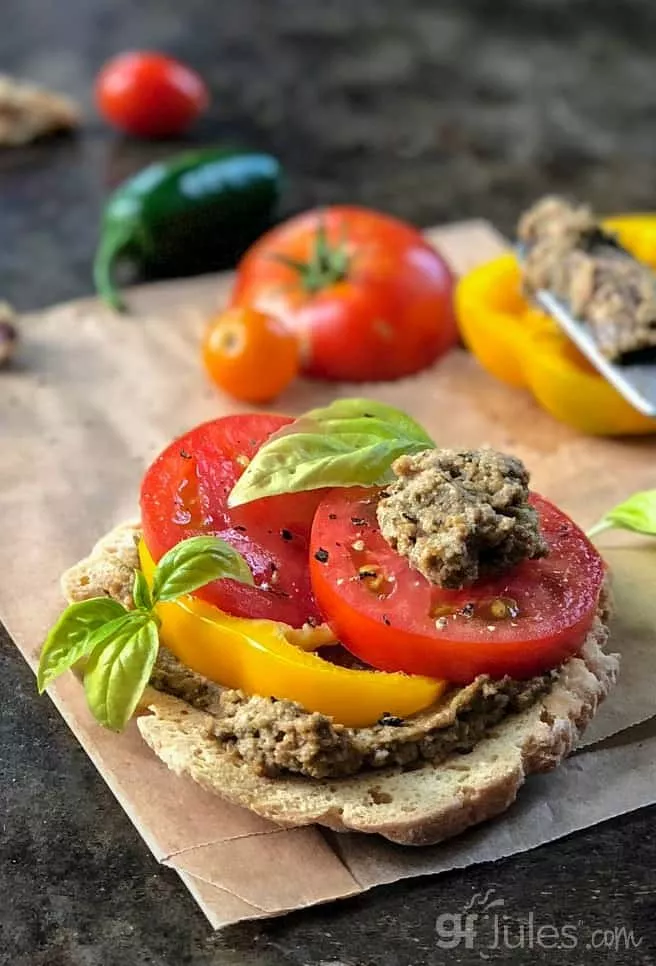 gluten free flatbread with no-garlic pesto and fruits