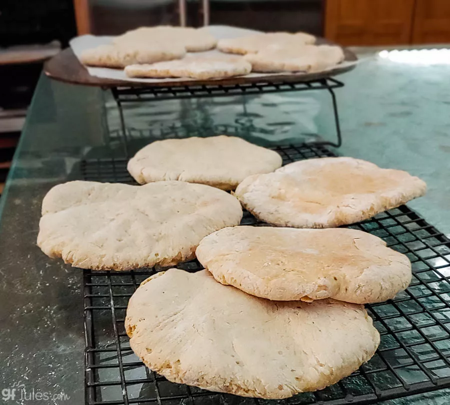 Panes de pita sin gluten de gfJules en la rejilla 2